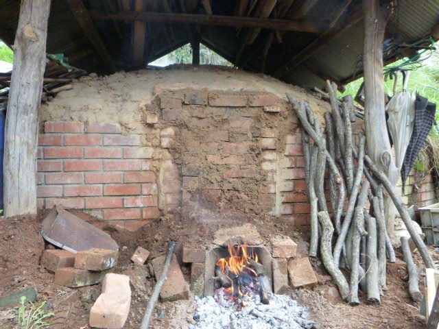 炭窯に火をいれます