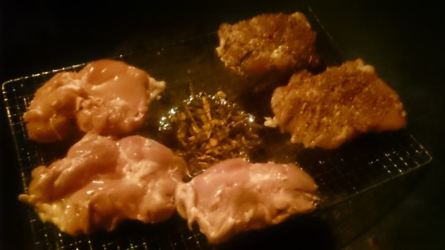 鶏肉をさくらチップで燻製