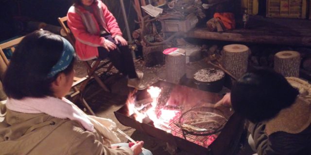 焚き火の炎で焼料理