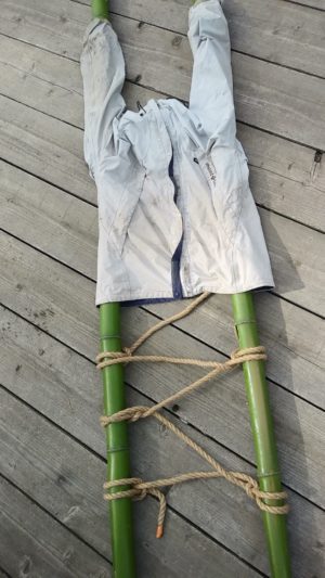 ～棒２本(今回は竹を使用)と有り合わせのもので、簡易担架作りも紹介しました～