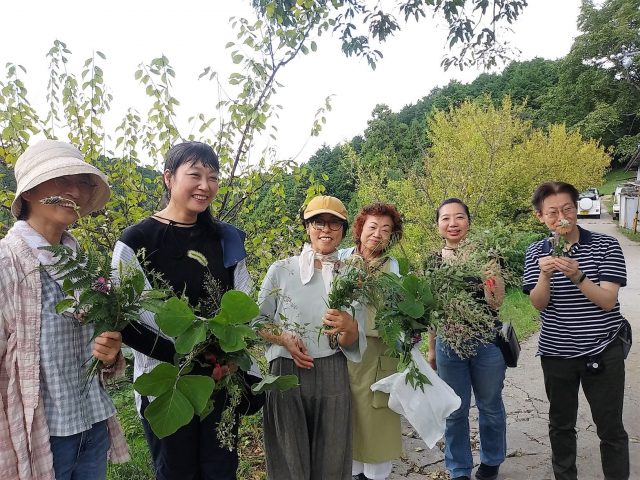 秋の草花を摘む