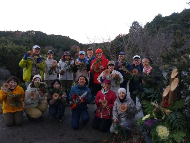 注連飾りで記念写真