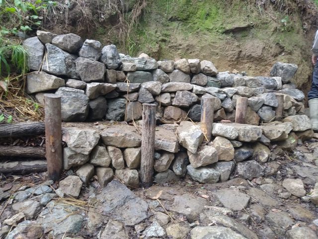 タニ水路の石積み状況