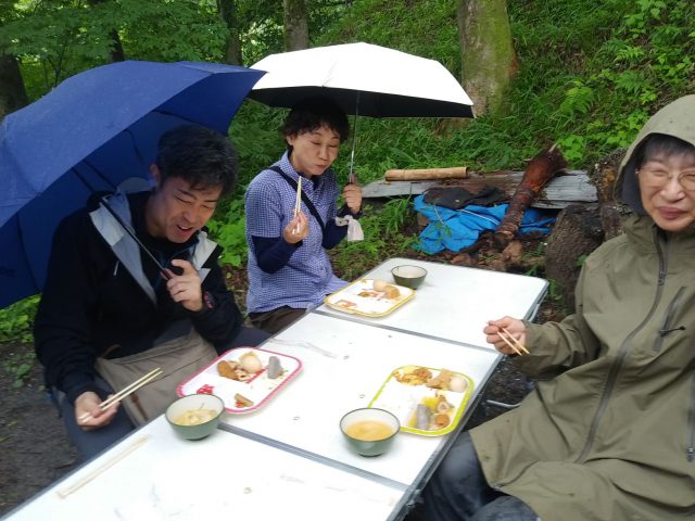 雨の中のランチ