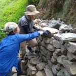 悩みながらの石積み作業