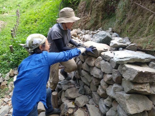 悩みながらの石積み作業