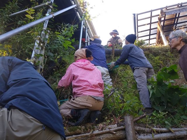 テラス下の段切り作業