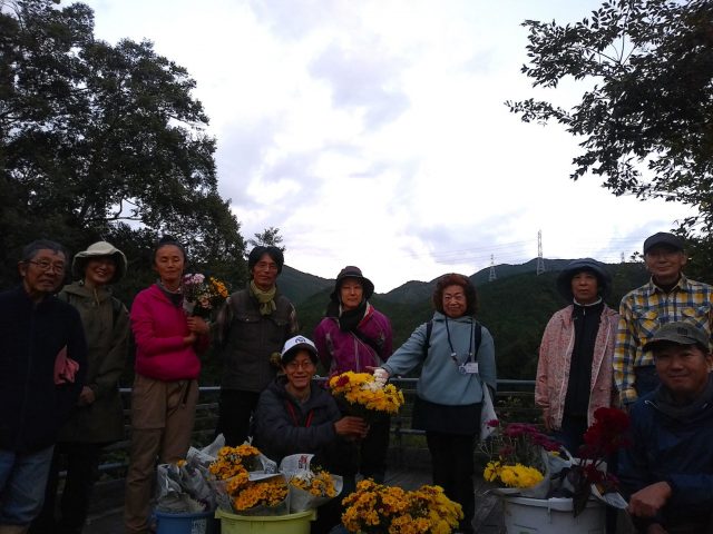 菊の花で記念撮影