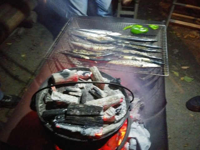 秋のサンマを焼く