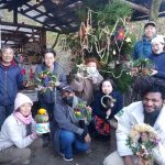 ツリーの前で集合写真