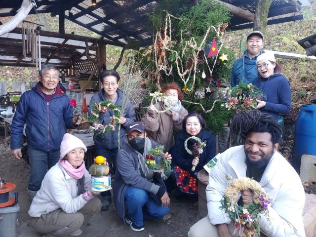 ツリーの前で集合写真