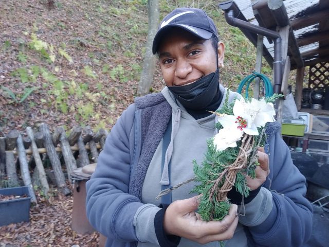 パプアの方もリースづくり