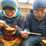 作ったお箸で食べる