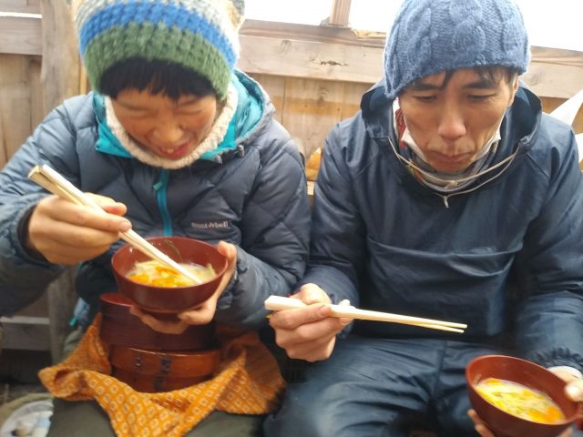 作ったお箸で食べる