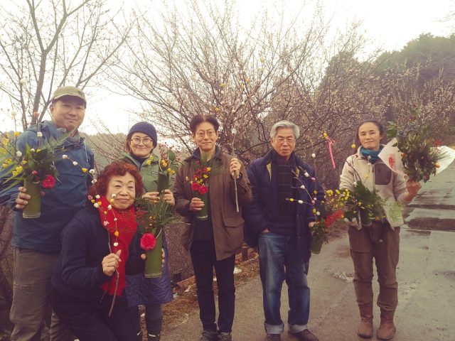 お正月飾りをもって