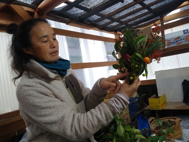 草花や木の実をたばねて