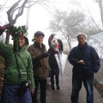 里山散策で椿の花などを