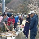 満開の梅の下で休憩