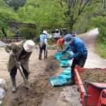 溝の土を掘り出す