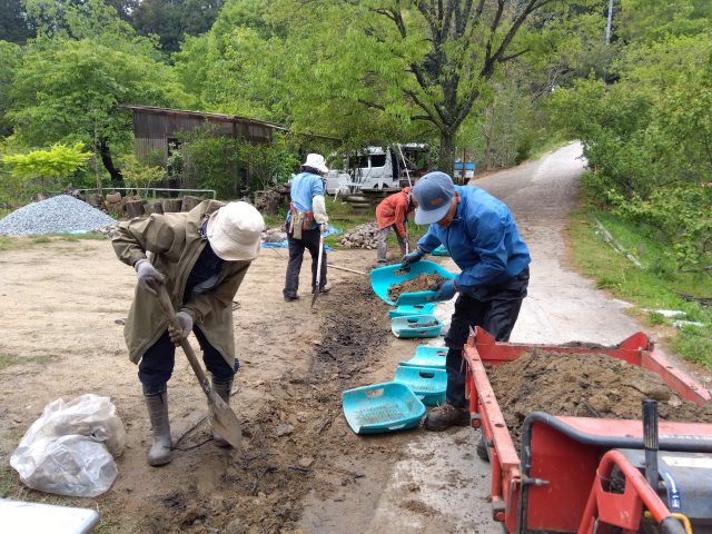 溝の土を掘り出す