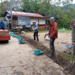 溝の土を掘り出す