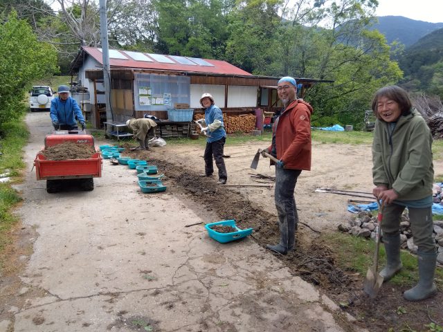 溝の土を掘り出す