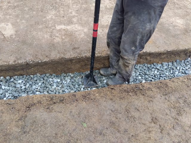 ダンパーで突き固める