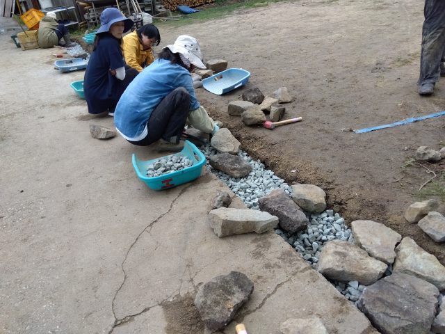 悩みながら石を敷いていく